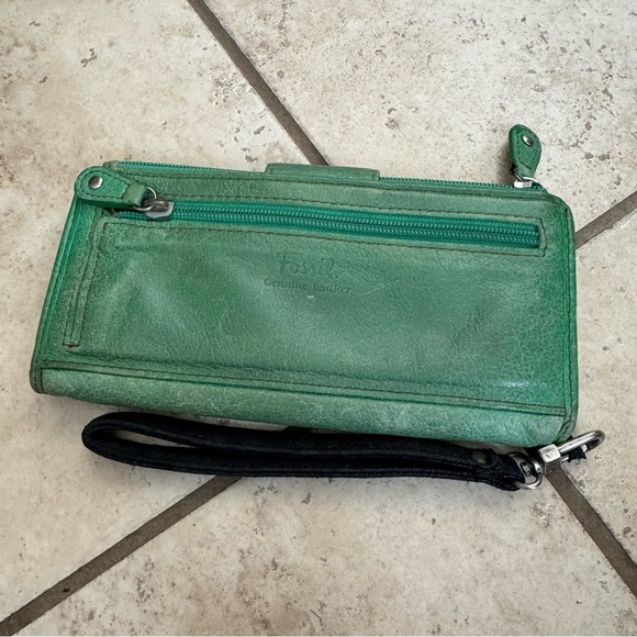Fossil Green Leather Phone Wristlet - Picture 2 of 3